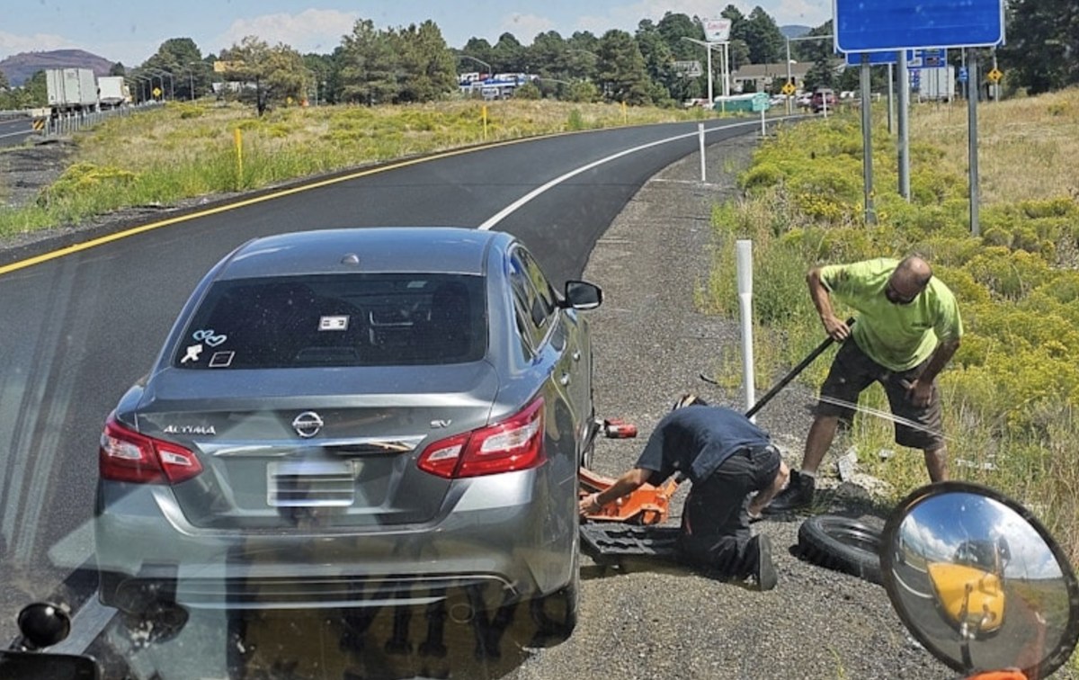 Roadside wheel change handled on a Chattanooga area shoulder